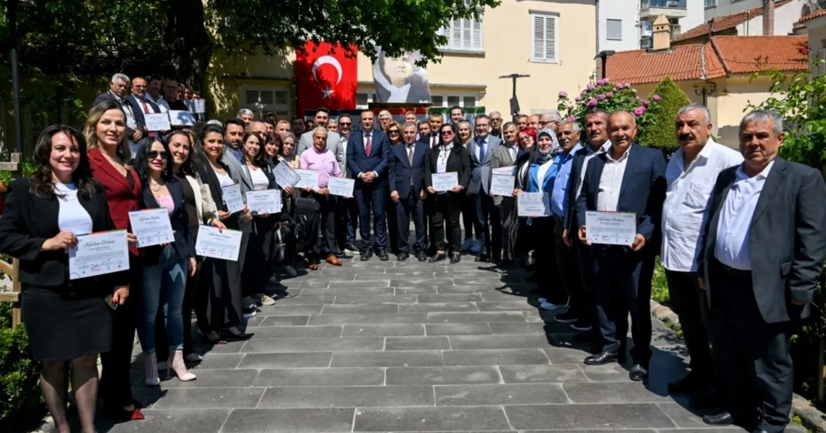 Bornova’da Muhtarlar Akademisi’nde mezuniyet heyecanı