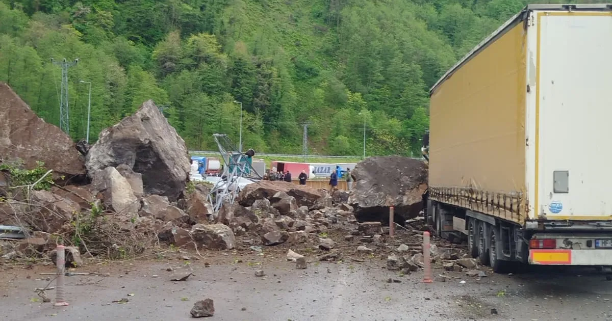 Artvin'de heyelan! Yabancı tır hasar aldı!