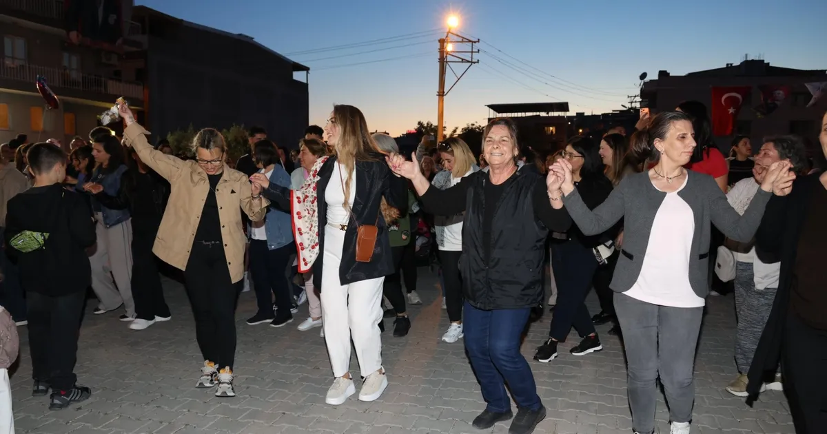 İzmir Çiğli'de binlerce kişi baharın renklerinde buluştu