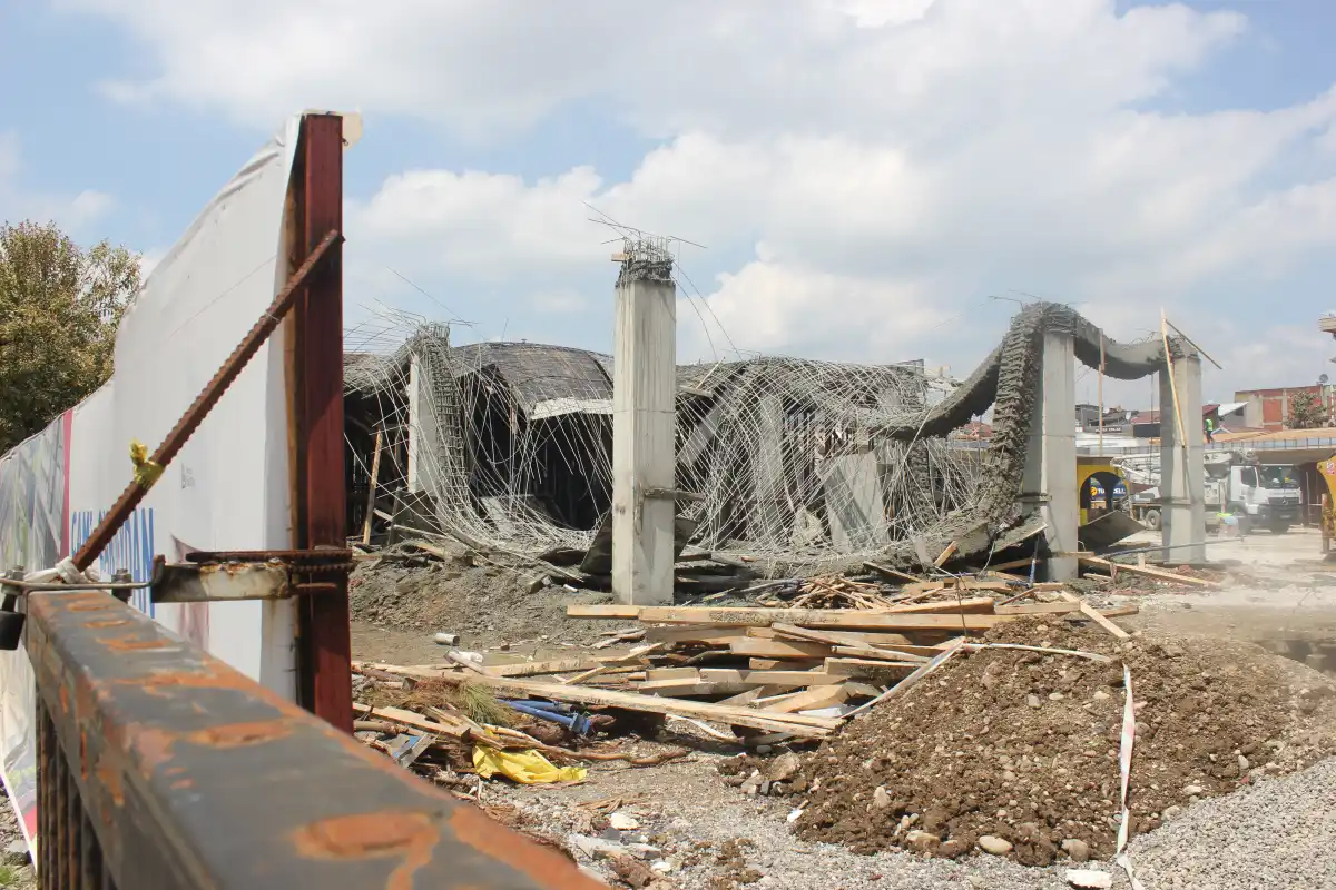 Düzce'de Cedidiye kent meydanı inşaat çalışmaları esnasında "çökme" meydana geldi