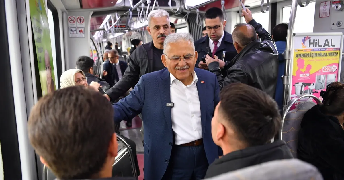 Memduh Büyükkılıç'tan tramvay yolculuğu