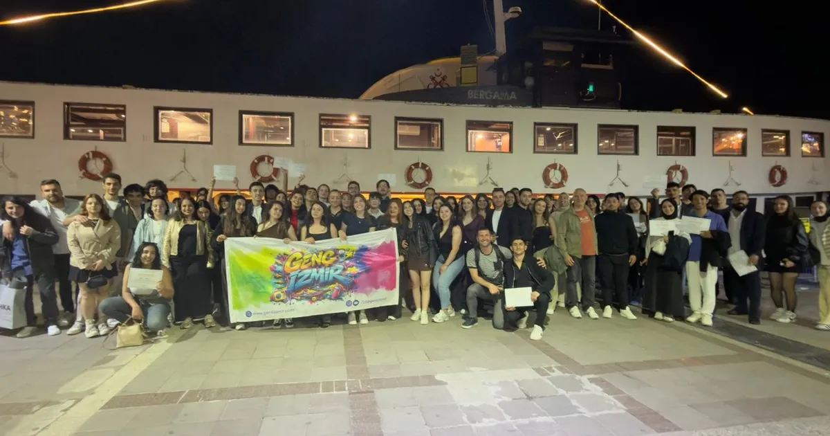 Genç İzmir gönüllüleri, Bergama Vapuru’nda buluştu