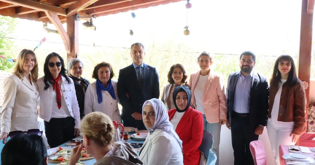 Kocaeli İzmit'te kadın muhtarlara Anneler Günü kahvaltısı