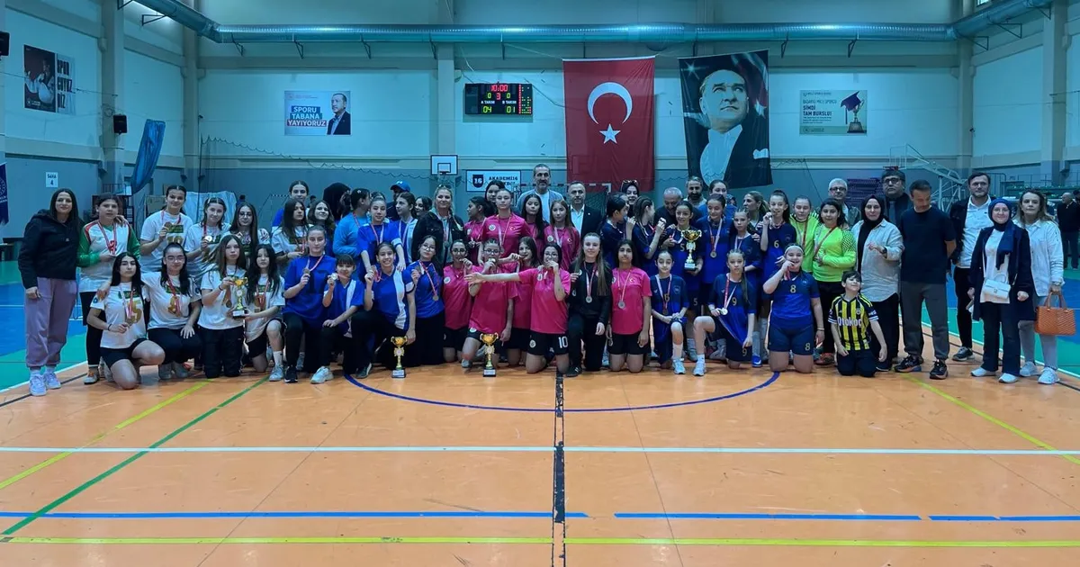 Futsal'da şampiyon Elmasbahçeler Salih Şeremet Ortaokulu - Spor Haberleri