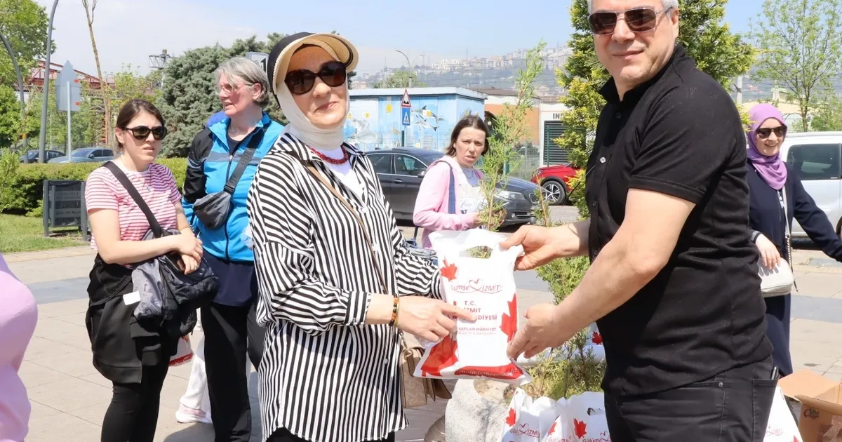İzmit'ten sağlıklı yaşam yürüyüşünde annelere anlamlı jest