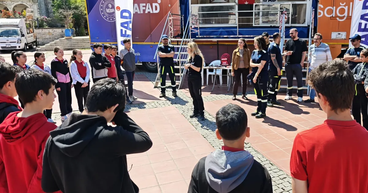 İzmir Aliağa'da deprem simülasyon tırı vatandaşla buluştu - Gündem Haberleri