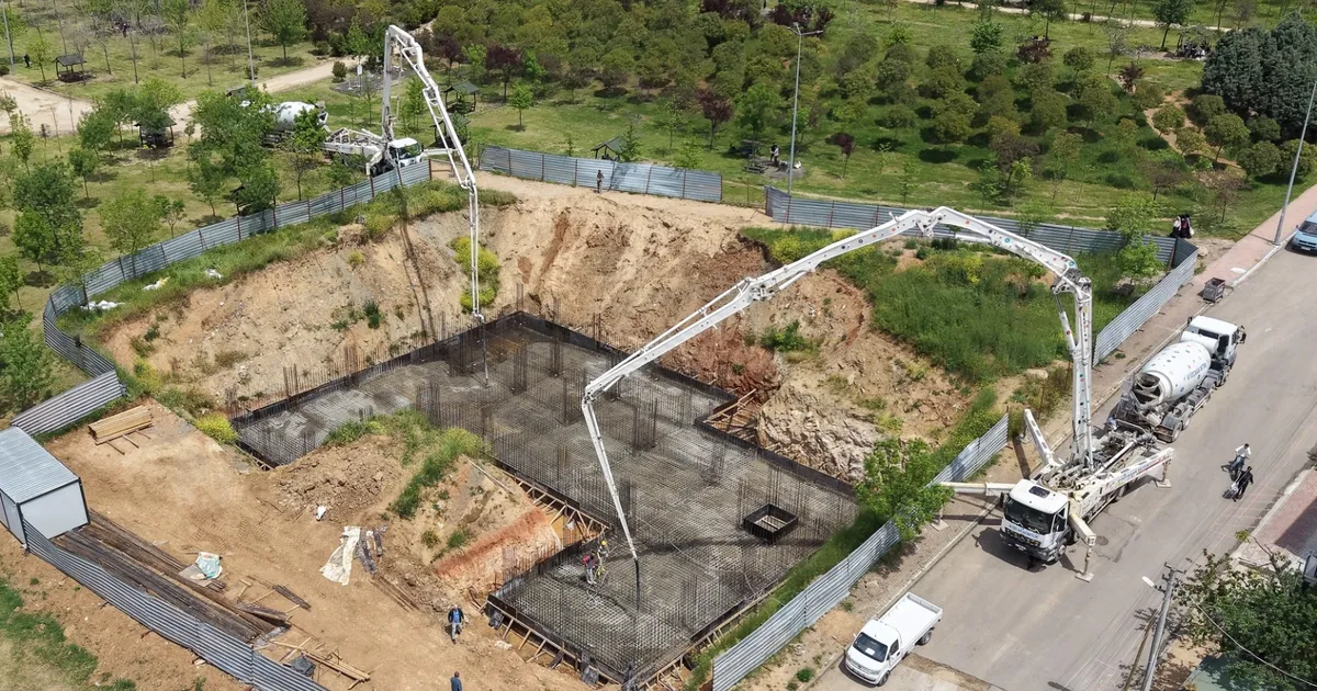 Çayırova'da 'Kültür Evi'nin temel beton serimi gerçekleştirildi