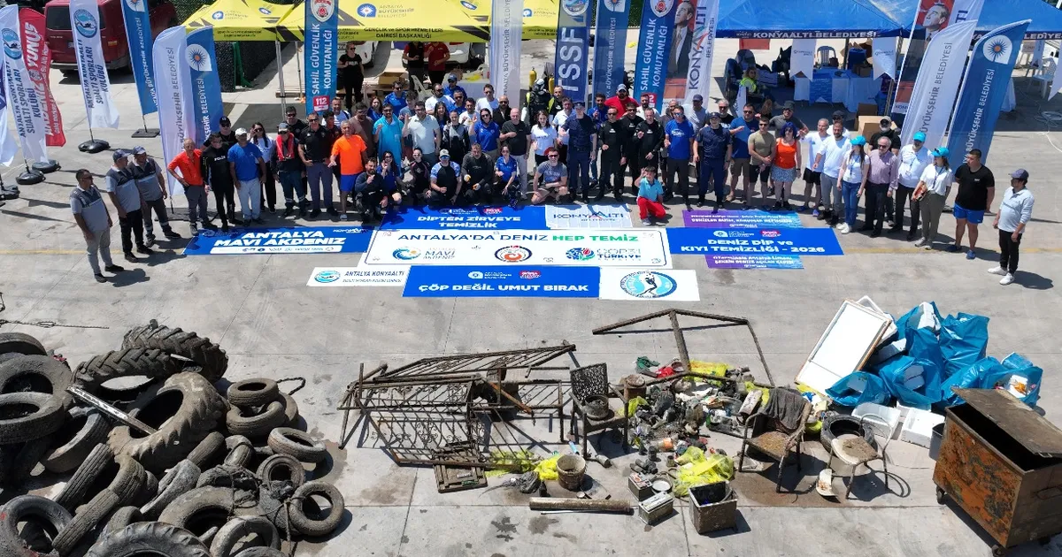 Antalya'da denizden çöp konteynırı çıktı