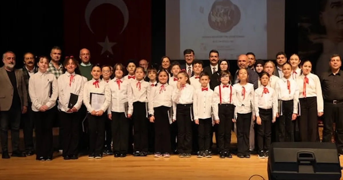 Kütahya'da minik seslerden türkü şöleni