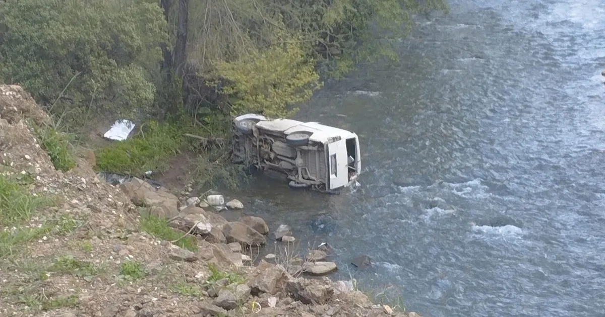 Düzce'de ticari minibüs şarampole devrildi: 1 ölü