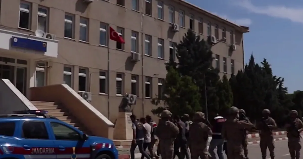 FETÖ'ye 33 ilde 43 tutuklama!