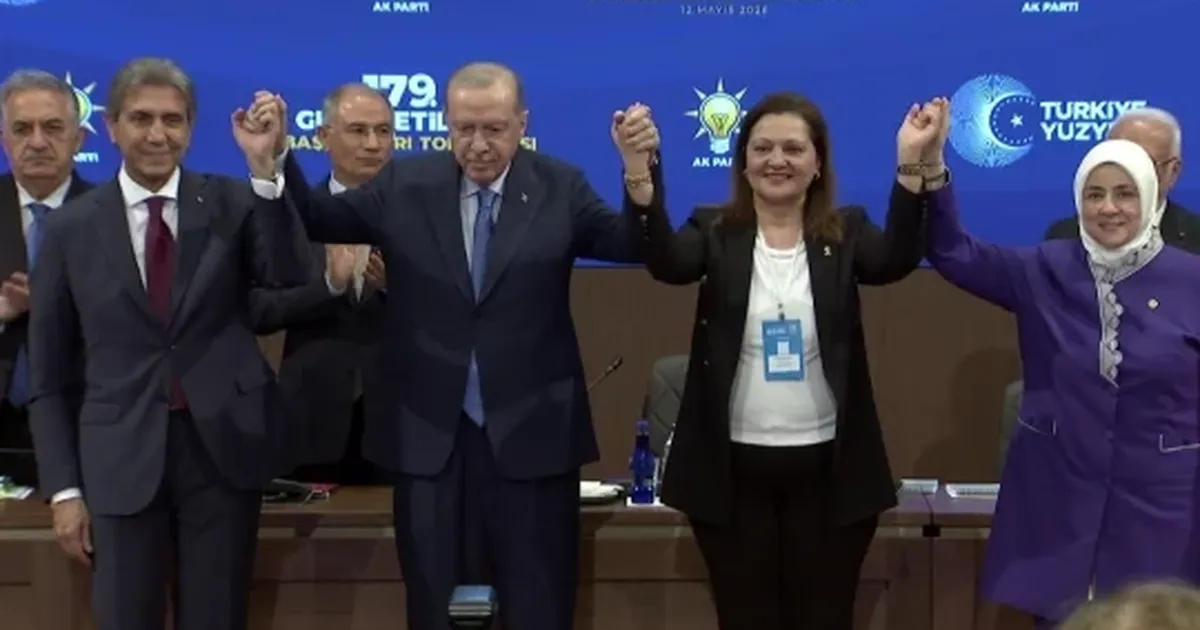CHP'li iki belediyeden AK Parti'ye katılım... Rozetlerini Erdoğan taktı