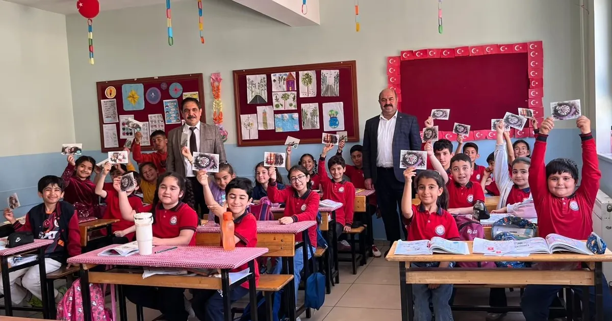 Mardin Yeşilli PTT İlçe Müdürü Serdar Avuka’dan öğrencilere bayram sevinci