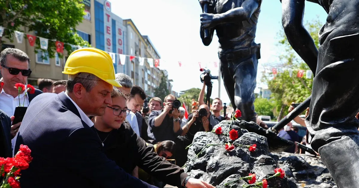 Manisa Soma’da 301 madenci karanfillerle anıldı