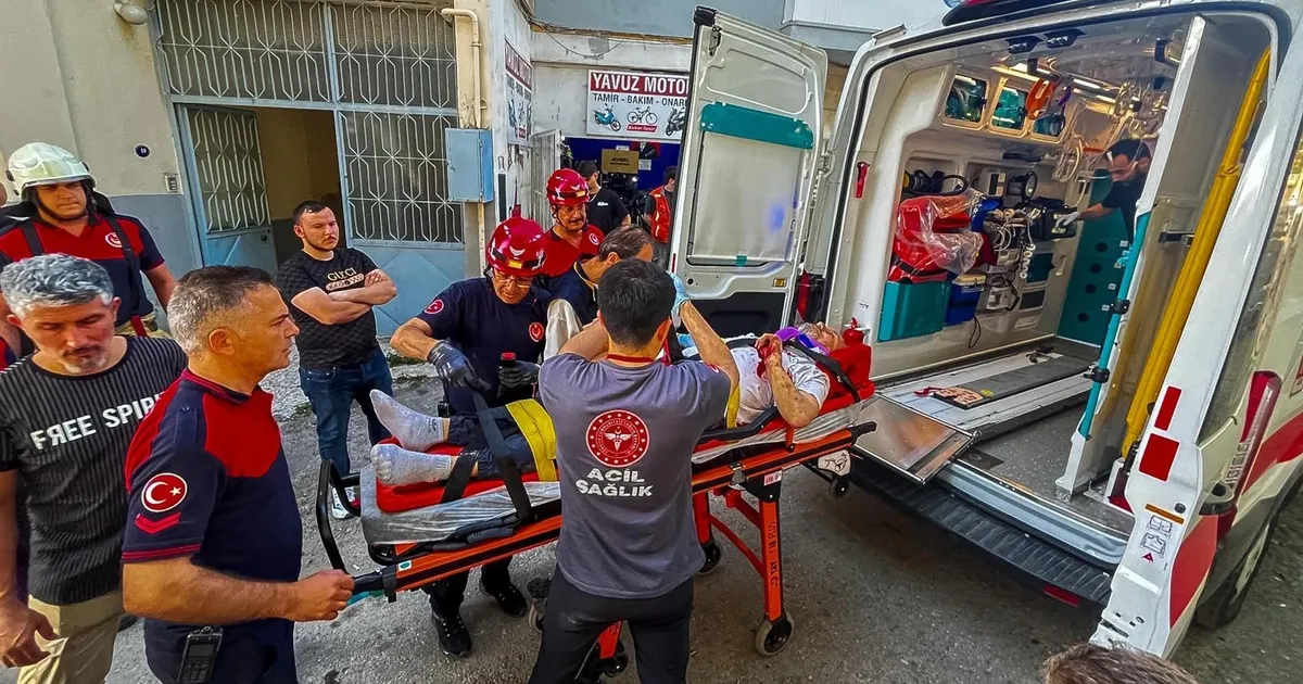 İzmir'de apartman boşluğuna düşen vatandaşı itfaiye kurtardı - Gündem Haberleri