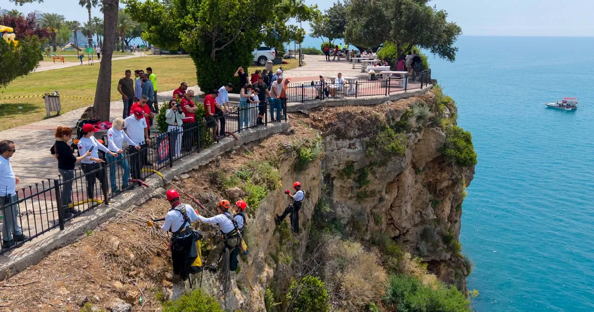 Antalya'da falezlere nefes aldıran temizlik