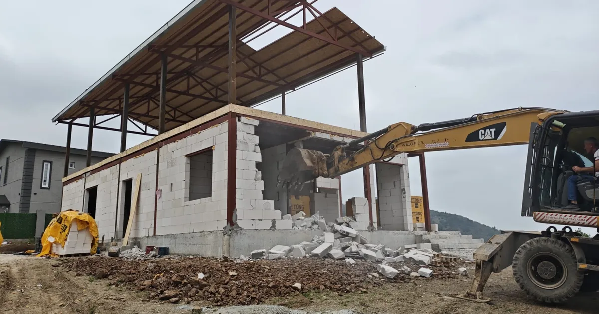 Bursa Nilüfer’de iki kaçak yapı yıkıldı