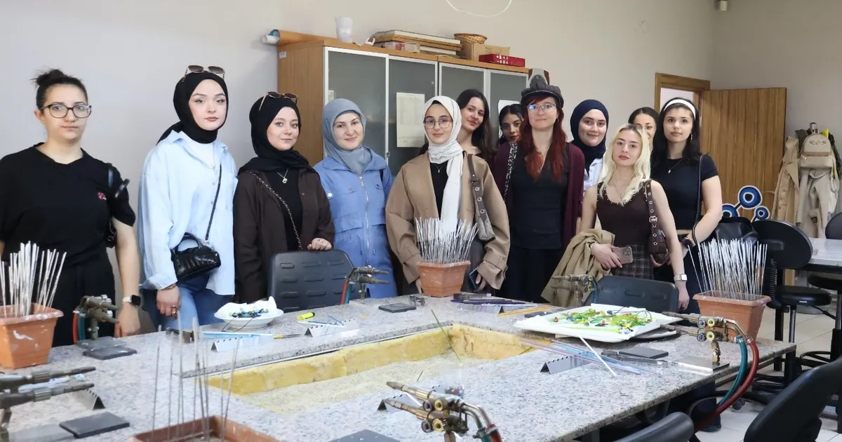 Kocaeli’de üniversiteliler Beyaz Kalpler’de ders işledi - Gündem Haberleri