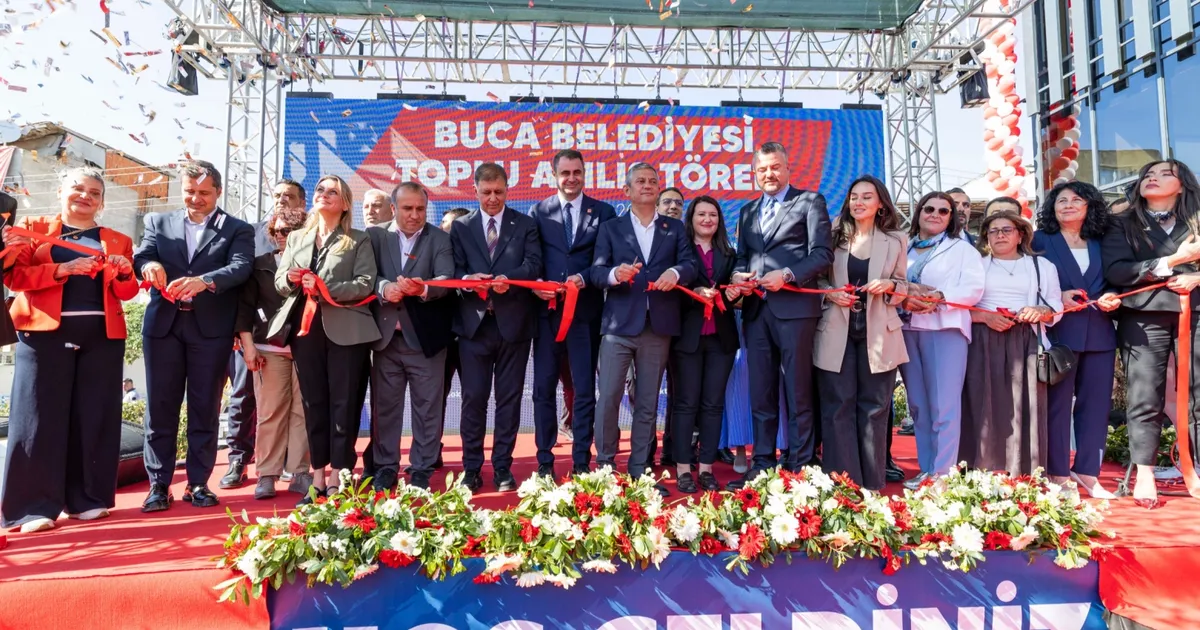 İzmir Buca’da 16 proje CHP lideri Özel'in katılımıyla açıldı