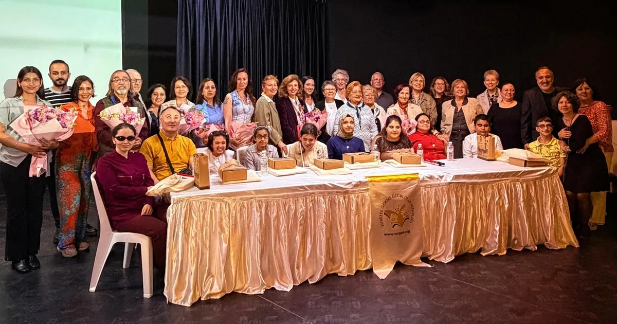 İzmir'de görme engelli yazarların başarıları ödüllendirildi