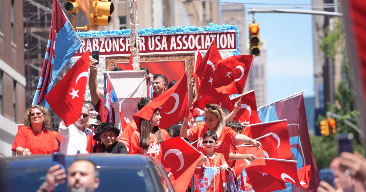 New York’ta Türk bayraklarıyla coşkulu yürüyüş... Binlerce kişi Manhattan’ta buluştu