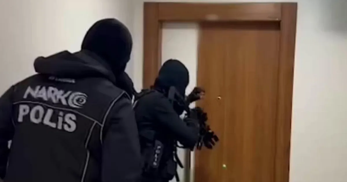 İstanbul’da uluslararası narkotik operasyonu... Kırmızı bültenle aranan şüpheli yakalandı