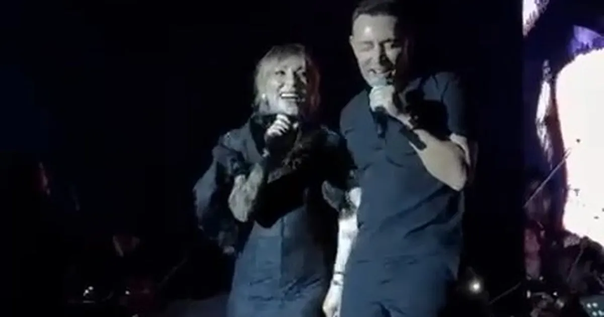 Mustafa Sandal konserinde kraliçe Ziynet Sali'yi ağırladı! - Magazin Haberleri