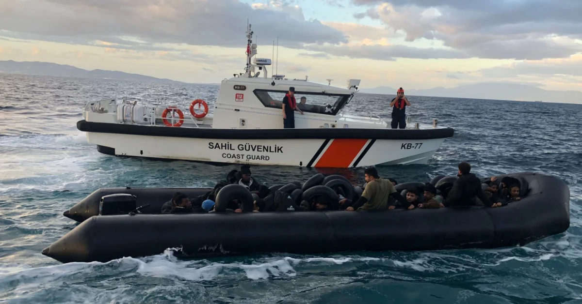 İzmir açıklarında operasyon: 40 düzensiz göçmen yakalandı