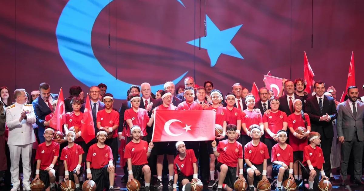 İstanbul AKM kırmızı-beyaza büründü
