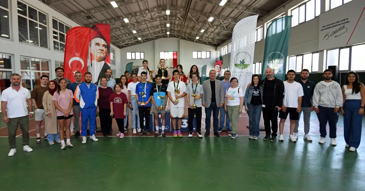 Bursa Osmangazi’de geleceğin raketleri korta çıktı - Spor Haberleri