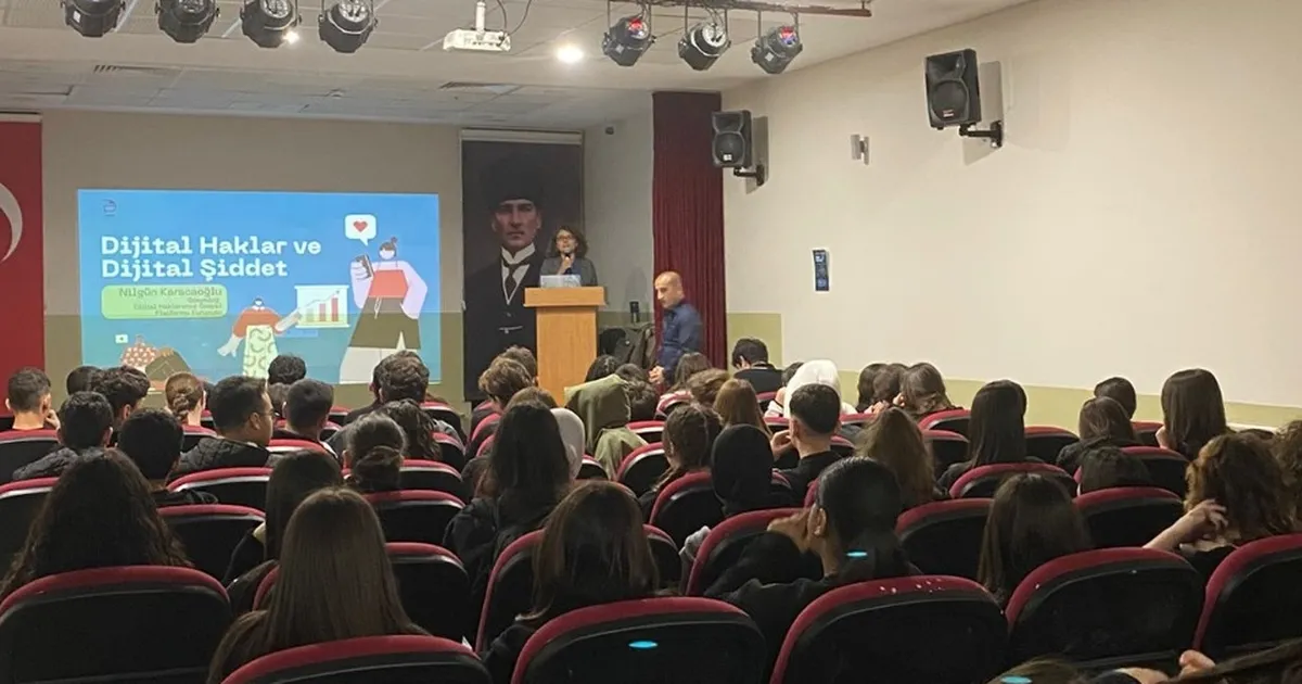 İzmir'de dijital tuzaklara karşı gençlere kalkan - Gündem Haberleri