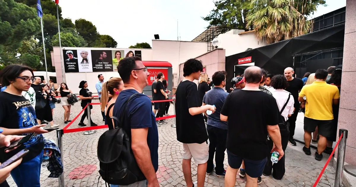 İzmir'de gençliğe üç bilet jesti - Gündem Haberleri