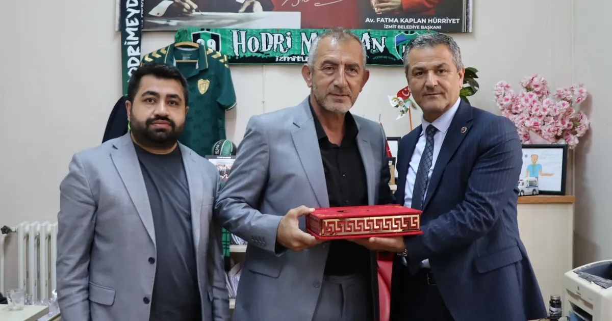 İzmit Belediyesi'nden muhtarlara doğum günü ziyareti