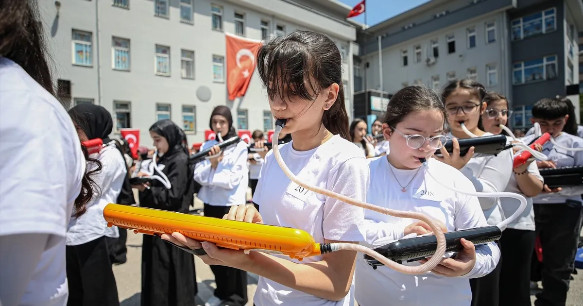Bursa’da 985 öğrenci aynı anda melodika çaldı... Guinness için başvuru yapıldı