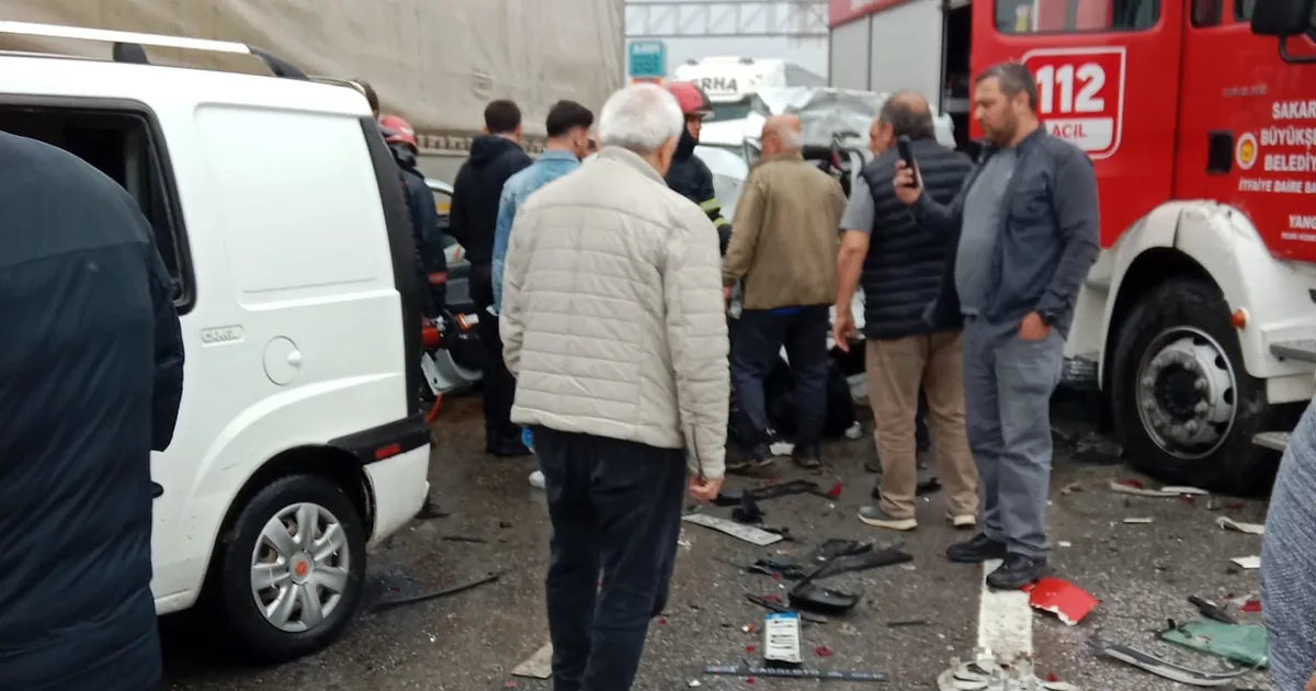 Sakarya’da itfaiye aracı, tır ve 3 araca çarptı! - Gündem Haberleri