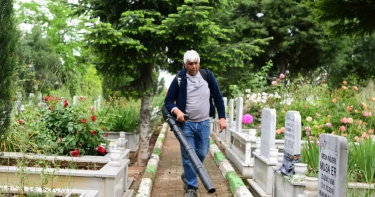 Çayırova mezarlıklarında bayram öncesi bakım