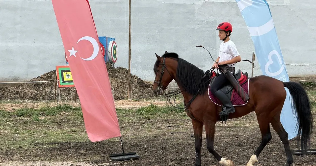 Balıkesir’de üniversiteliler binicilik ve atlı okçulukla tanıştı