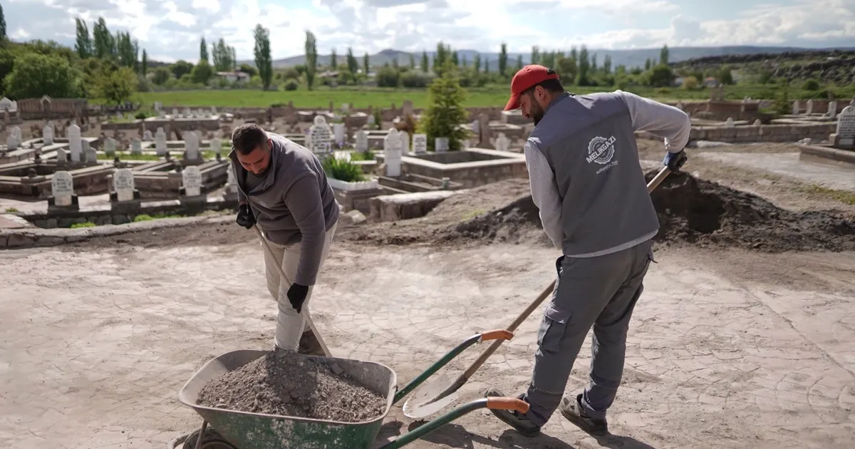 Kayseri Melikgazi'de mezarlıklar bayrama hazır