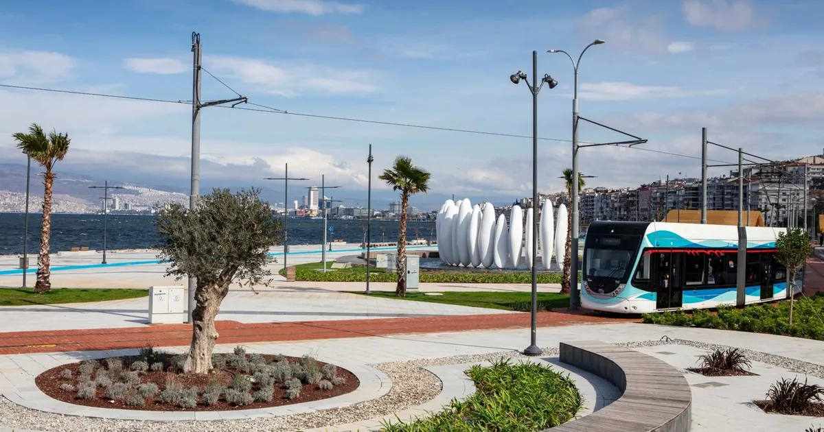 İzmir’in parklarında bayram öncesi bakım mesaisi