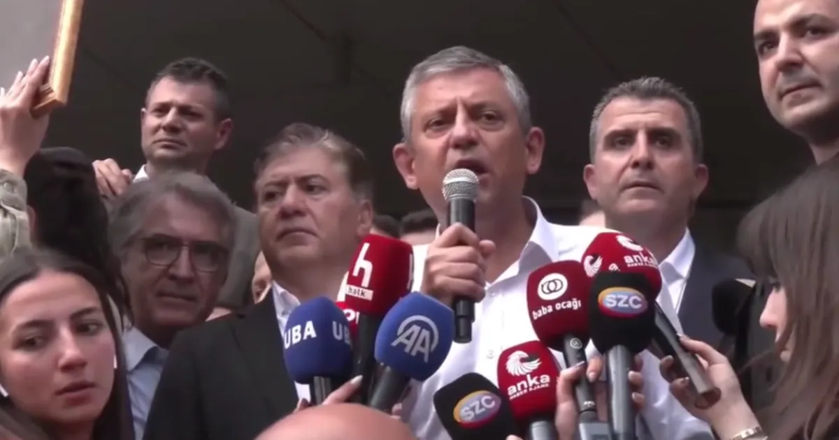 Özgür Özel: CHP sokakta, meydanda, yoldadır... Geri gelmek üzere çıkıyorum!