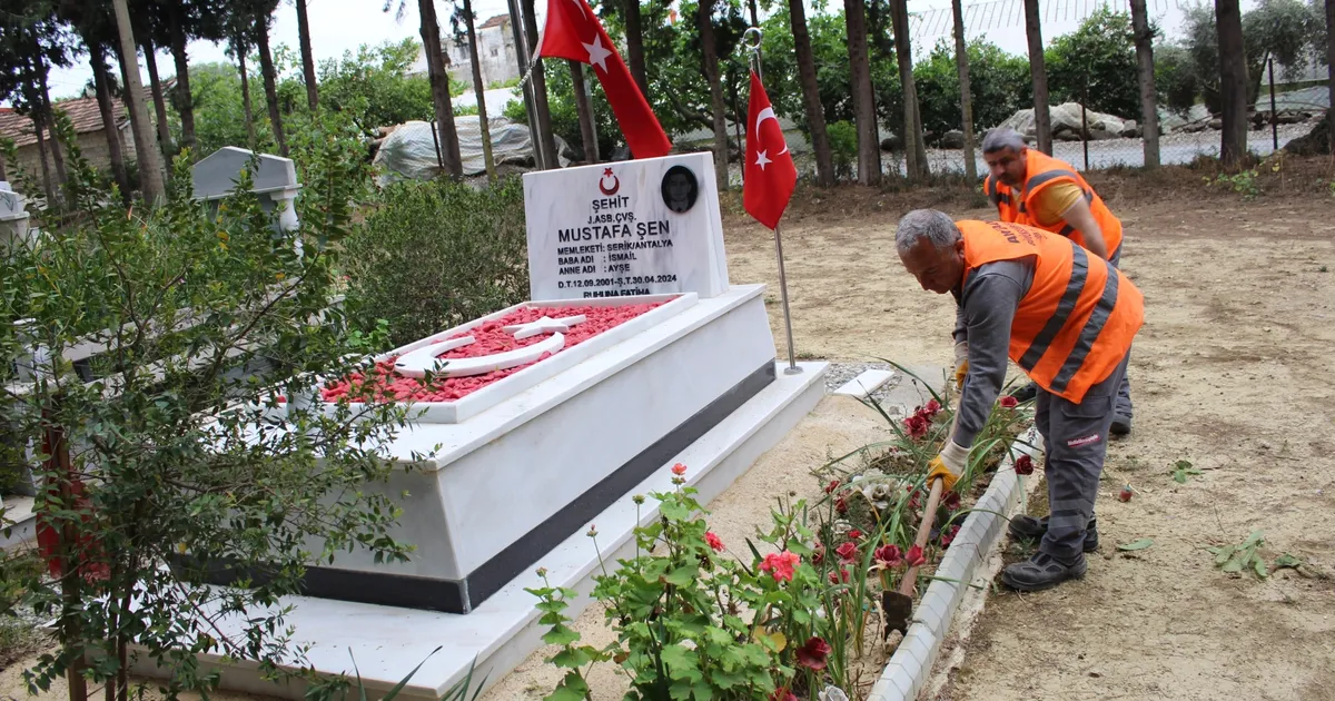 Antalya’da mezarlıklar bayram ziyaretine hazır