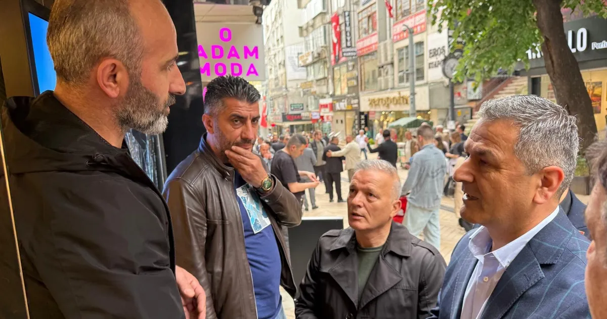 Kocaeli'de İzmit Belediyesi camları kırılan esnafa destek oldu