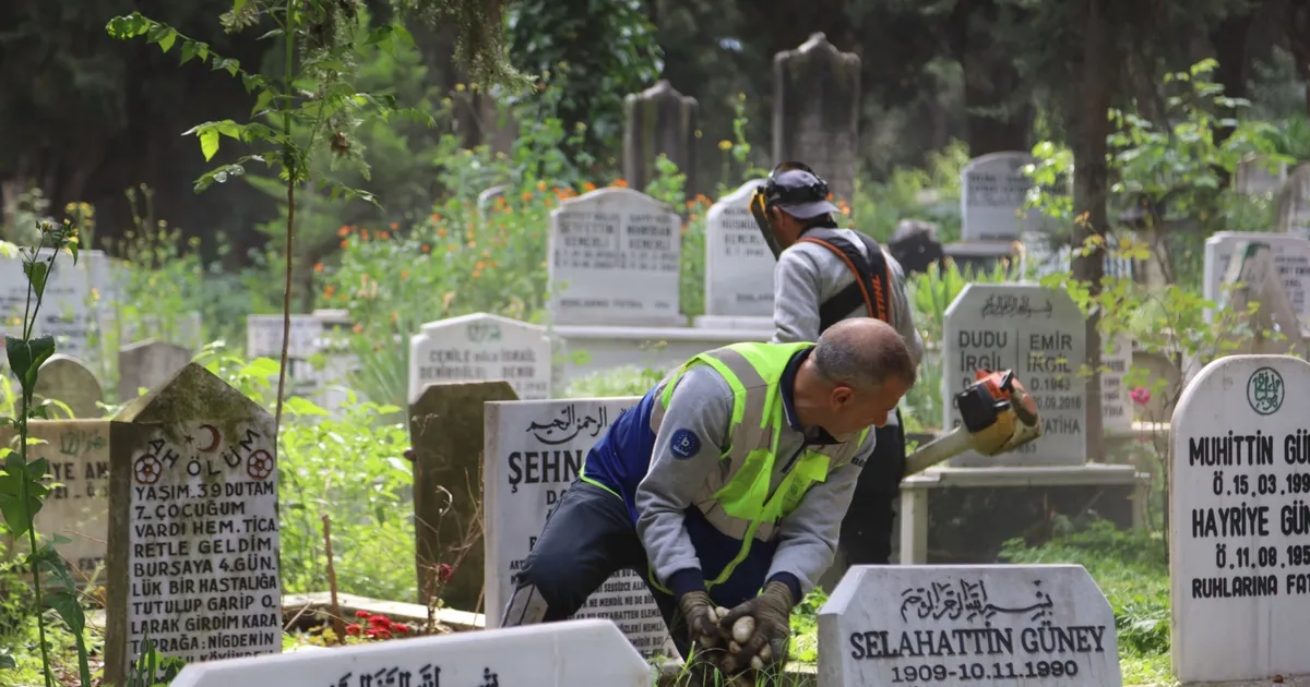 Bursa’da mezarlıklar bayrama hazır