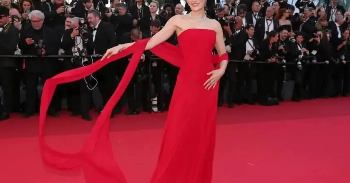 Cannes kırmızı halısında bir İpsalalı... Sümeyye Aydoğan ışıltısıyla büyüledi