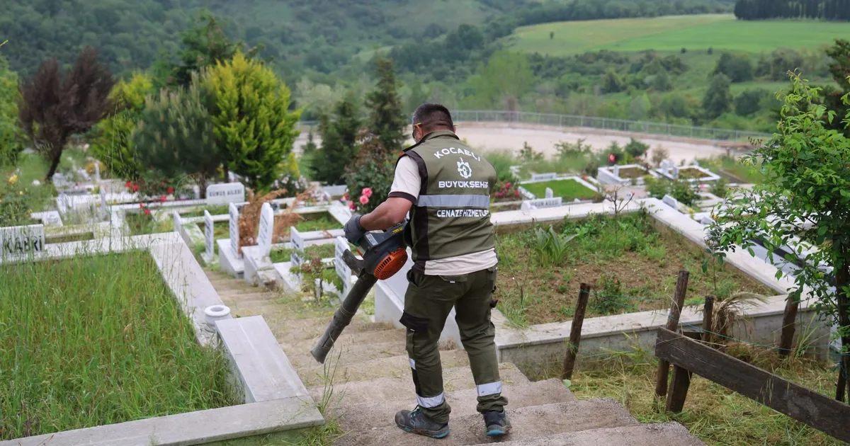 Kocaeli’de şehitlik ve mezarlıklar bayrama hazır