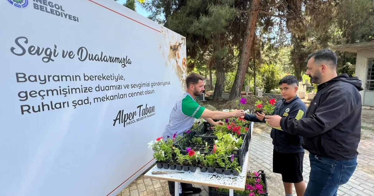 Bursa İnegöl'de bayram öncesi mezarlıklar çiçek açtı