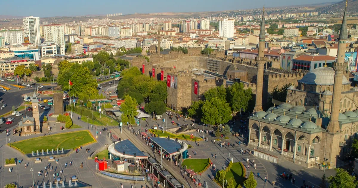Kayseri Büyükşehir kenti bayrama hazırladı