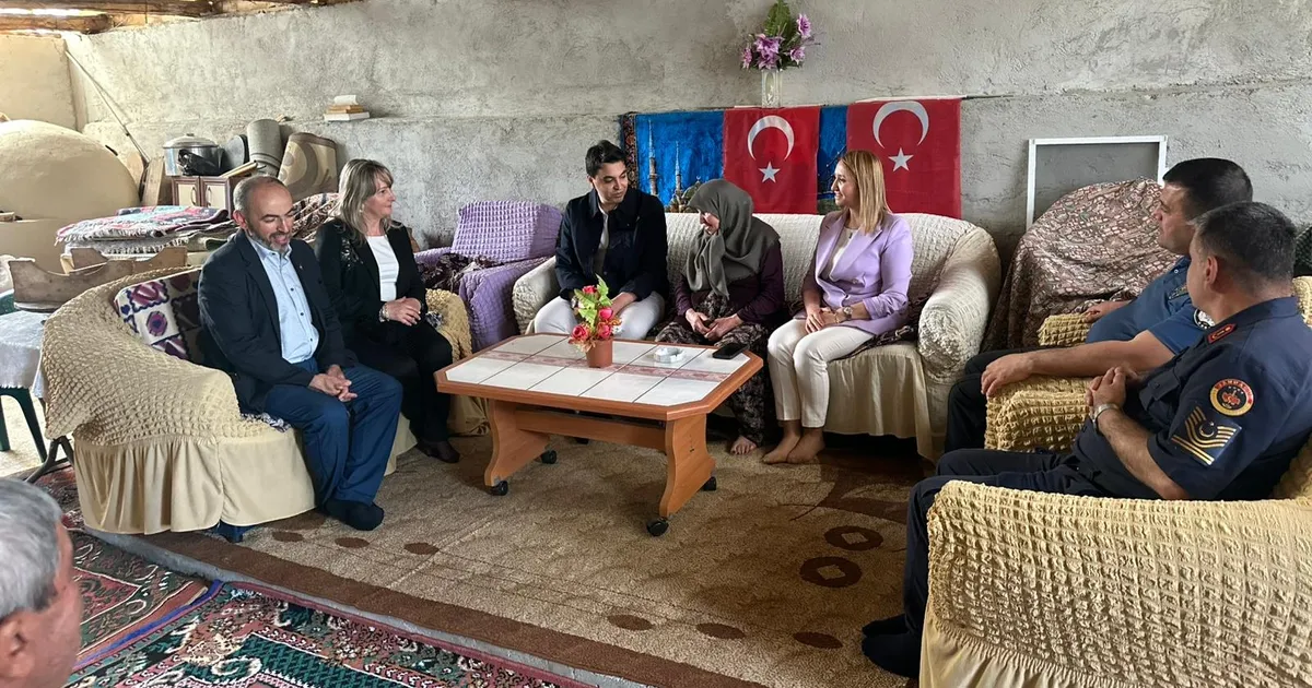 Refiye Anne bayramda yalnız kalmadı - Gündem Haberleri