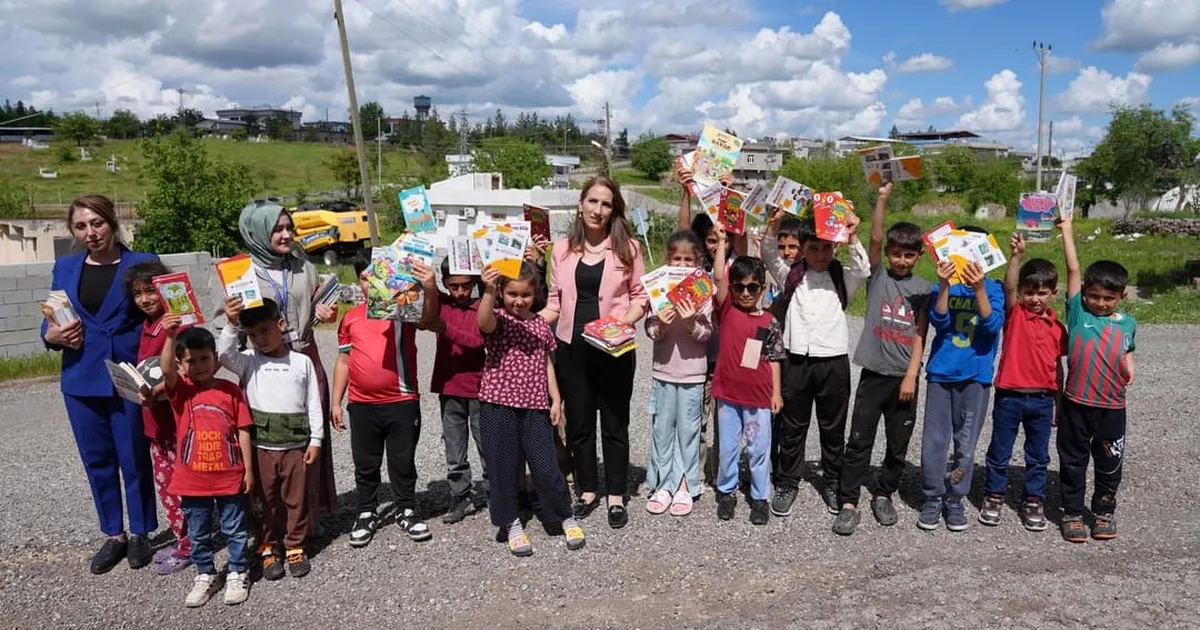 Diyarbakır'da ‘Masal Sandığı’ projesiyle kitaplar çocuklara ulaştırıldı - Gündem Haberleri