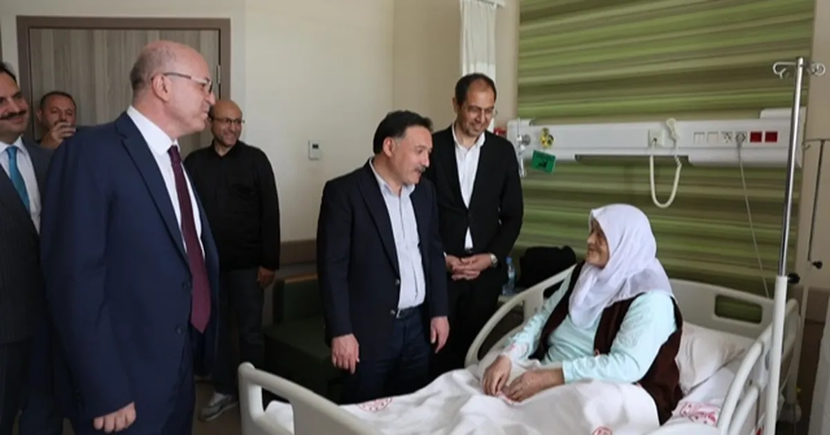 Kayseri Valisi Çiçek hastalarla bayramlaştı